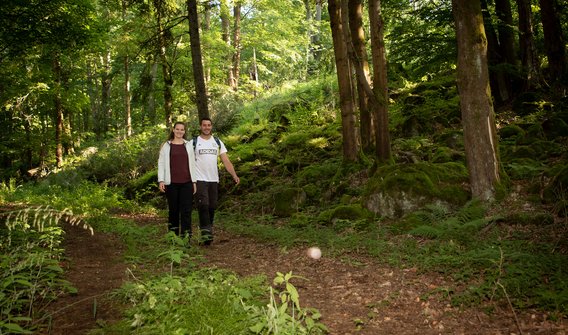 Ein Mann und eine Frau, die im Wald bei Mitterteich Wandern gehen.